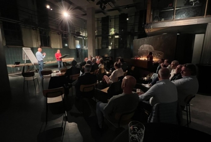 Alle leden van Zakenclub Huizen in vergadering (ALV)