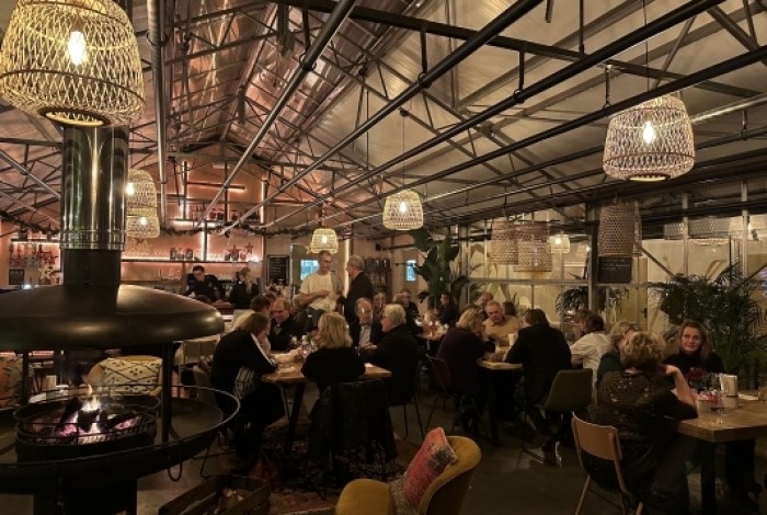 Zakenclub Huizen aan het dineren