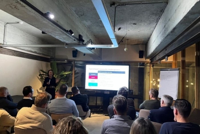 Zakenclub Huizen bezoekt een presentatie