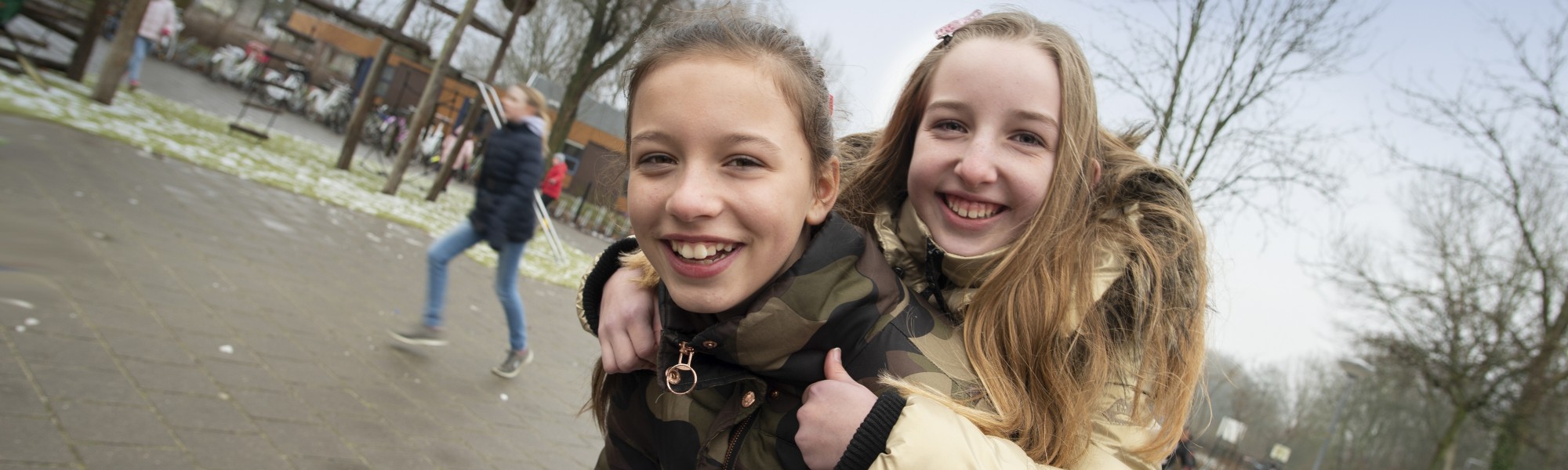 2 spelende kinderen op het schoolplein van PCB-Ichthus