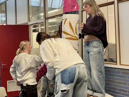 De Afvaljuf - workshop met afval in Goes. Giraf onder constructie.
