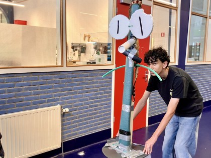 De Afvaljuf - workshop met afval in Goes. Kapotte bureaustoel als inspiratie.